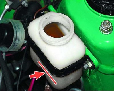 Отверните на 1/2–3/4 оборота клапан выпуска