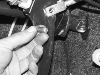 Выньте палец педали тормоза