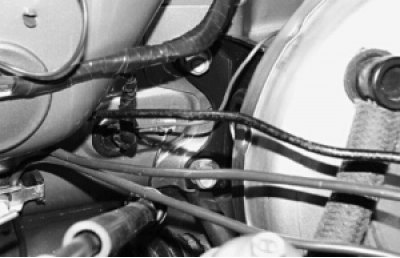 Отверните четыре гайки