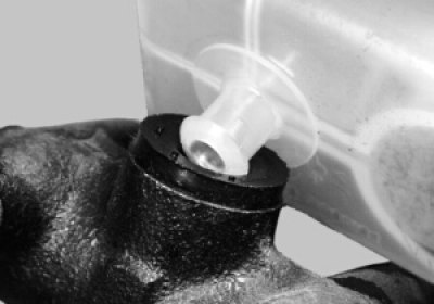 слейте из бачка тормозную жидкость