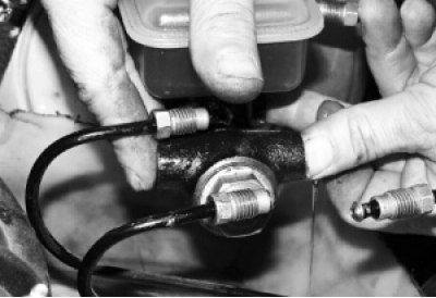 Закройте пальцами отверстия