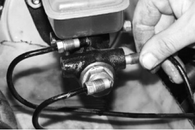 подсоедините трубки к передним отверстиям