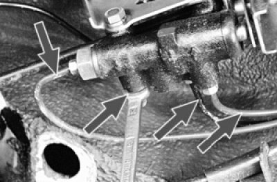 Отсоедините тормозные трубки от регулятора давления