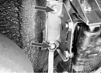 Отверните две гайки крепления кронштейна