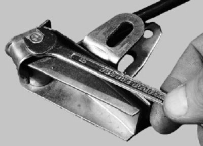 отверните болт крепления рычага