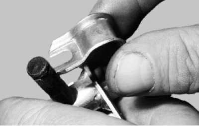 вилка фиксатора должна войти