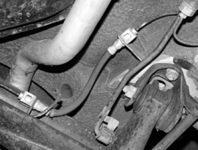 замените шланги задних тормозных механизмов