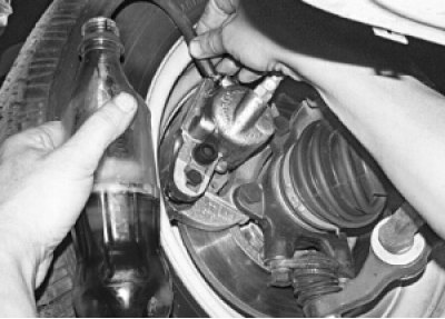 Наденьте резиновый шланг