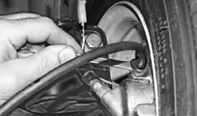 Отверните клапан выпуска воздуха