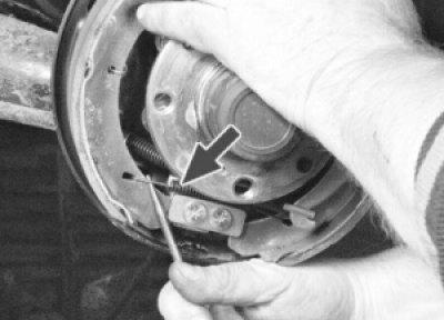 Снимите стяжную пружину