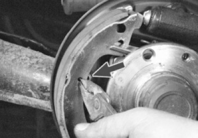 Снимите направляющую пружину