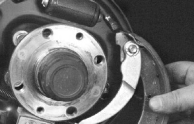 Снимите направляющую пружину