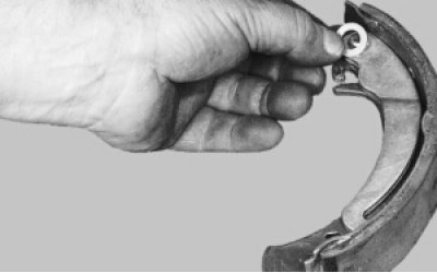 Выньте шплинт и снимите опорную шайбу