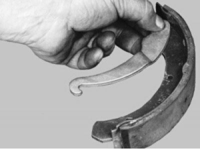 снимите с колодки приводной рычаг