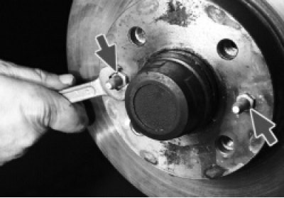 Выверните два направляющих штифта