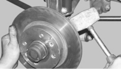 сбейте диск резиновым или полимерным молотком