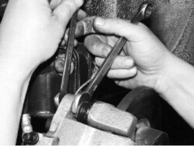 Отогните отверткой усики стопорных шайб