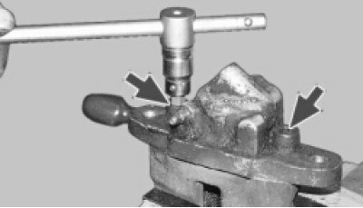 Зажмите суппорт в тиски