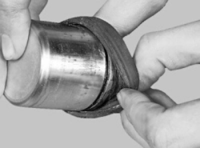 Вставьте кромку защитного колпака