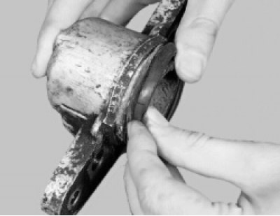 Смажьте зеркало цилиндра