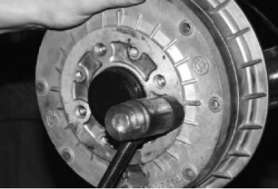 Строньте барабан со ступицы