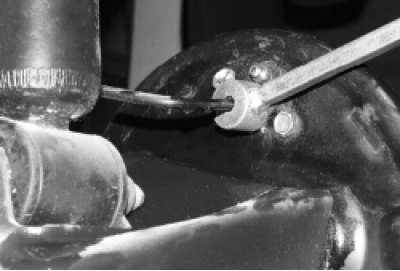 Отверните гайку крепления тормозной трубки