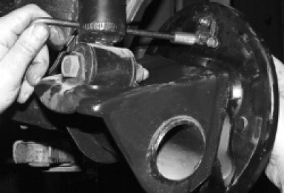 Выверните два болта крепления