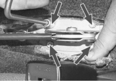 Выверните четыре болта крепления