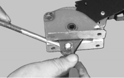 отсоедините тягу от рычага