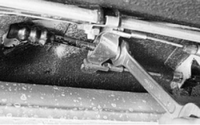 Заверните регулировочную гайку уравнителя