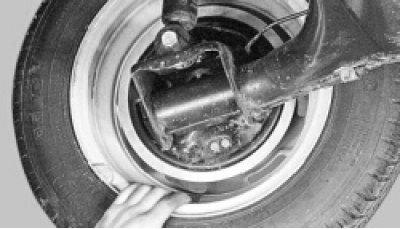 Опустите рычаг стояночного тормоза