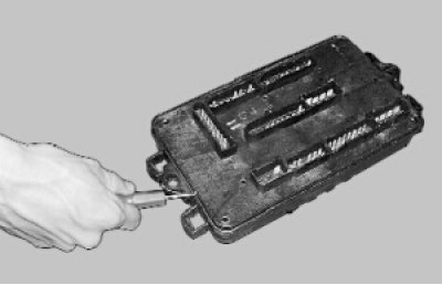 Подденьте отверткой