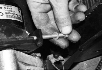 Выверните натяжной болт