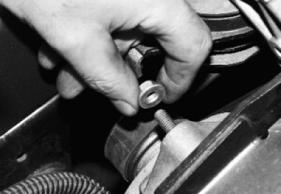 Отверните гайку верхнего крепления