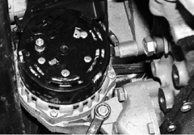 Отверните гайку нижнего крепления