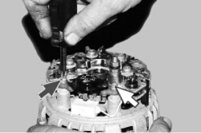 Выверните два винта крепления