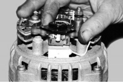 Снимите регулятор напряжения