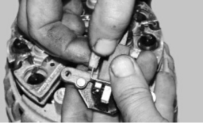 и отсоедините колодку