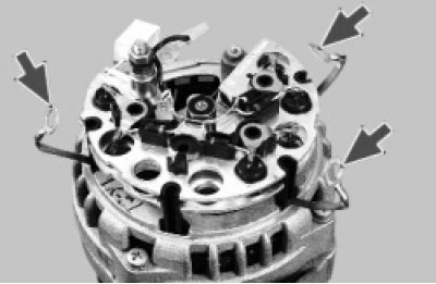 Отогните три вывода обмотки статора