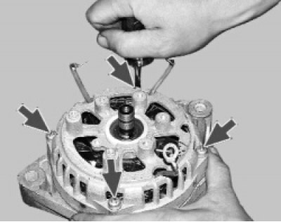 Выверните четыре стяжных винта