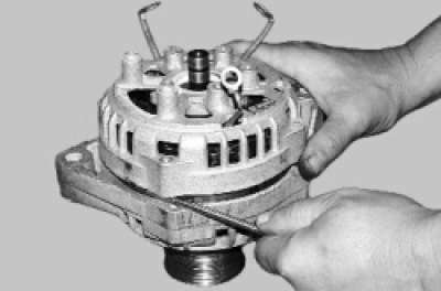 снимите крышку генератора