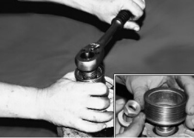 Снимите пружинную шайбу и шкив