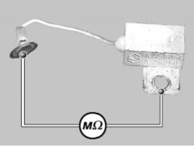 Подсоедините щупы тестера к контактам конденсатора