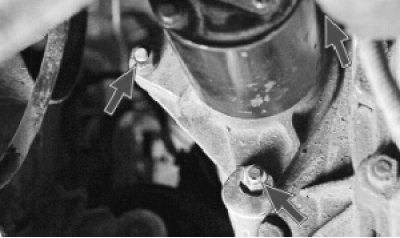 Отверните гайки крепления стартера к картеру