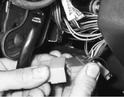 Отсоедините разъем жгута проводов замка