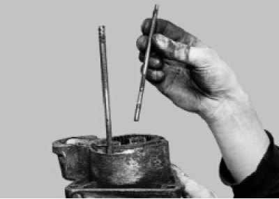 Выверните шпильки из крышки стартера