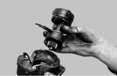 Извлеките из крышки вал привода