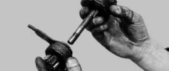 Снимите с вала привода обгонную муфту