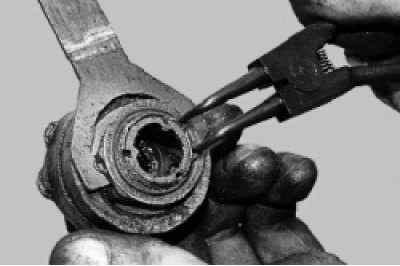 Снимите стопорное кольцо