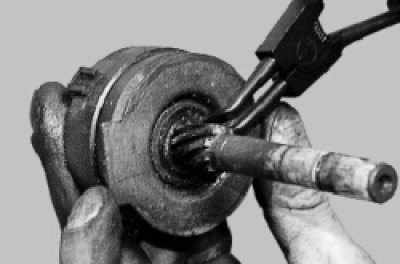 Снимите стопорное кольцо